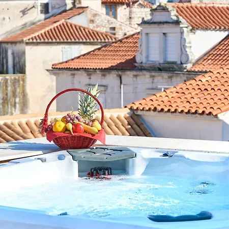 Palace Derossi Ii Frühstückspension Trogir