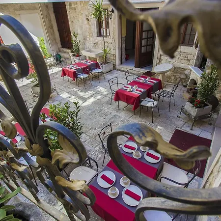 Palace Derossi Ii 3* トロギール