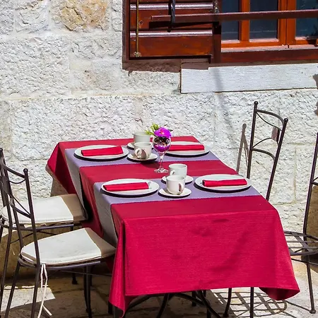 ベッド・アンド・ブレックファスト Palace Derossi Ii トロギール