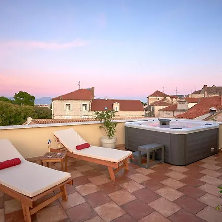 Palace Derossi Ii krevet i doručak Trogir
