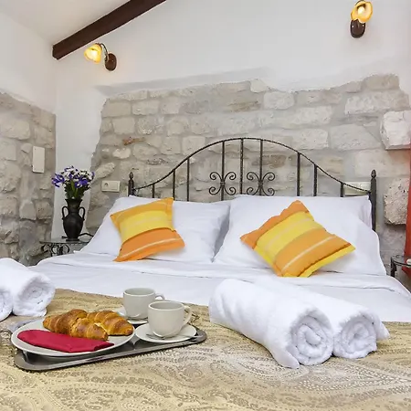 Palace Derossi Ii B&B