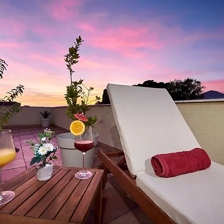 Palace Derossi Ii B&B