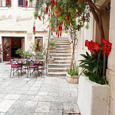 Palace Derossi Ii B&B