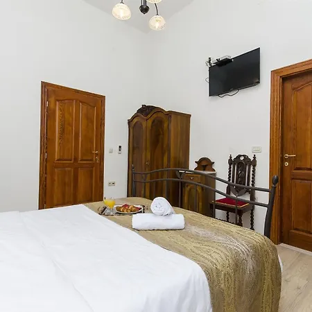 Palace Derossi Ii B&B *