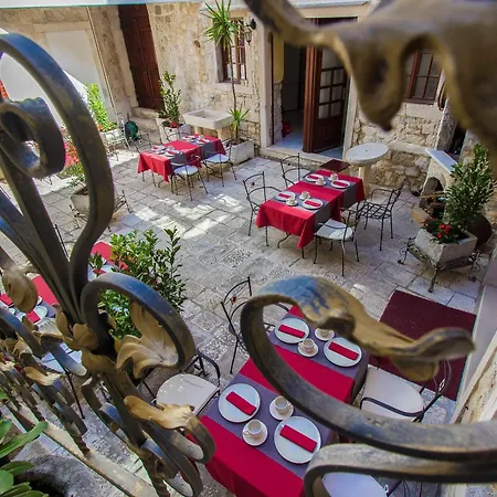 Palace Derossi Ii B&B